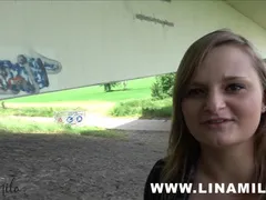 Lina Mila Blowjob: Blasen im Freien unter Autobahnbrücke